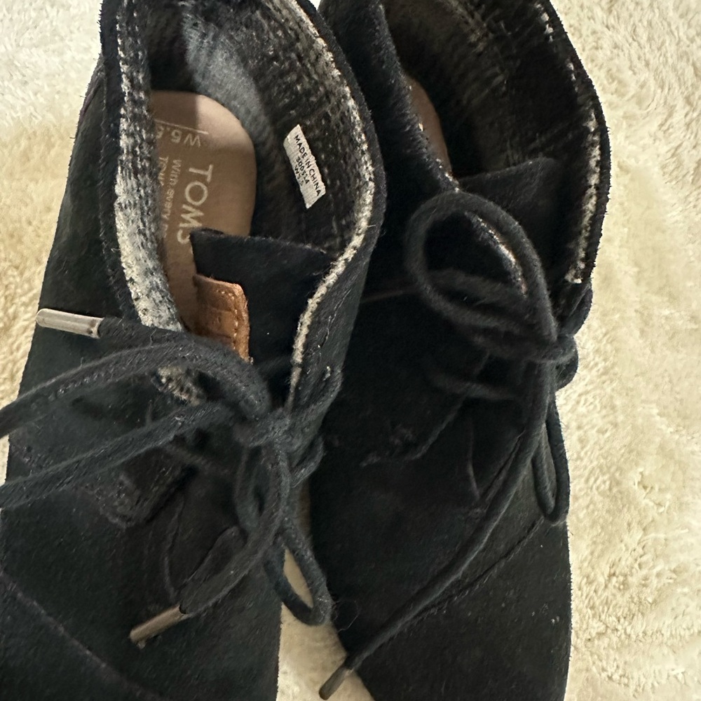 Toms Desert Wedge Heel Ankle Boots Lace Up Black Suede Bootie Size 5.5 Women's - Picture 3 of 4